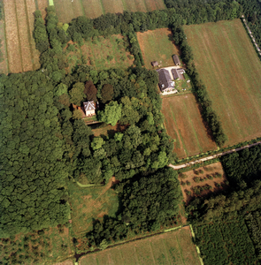 854354 Luchtfoto van de woontoren van het kasteel Weerdesteyn (Weerdesteijnselaan 1) met omliggend park te ...